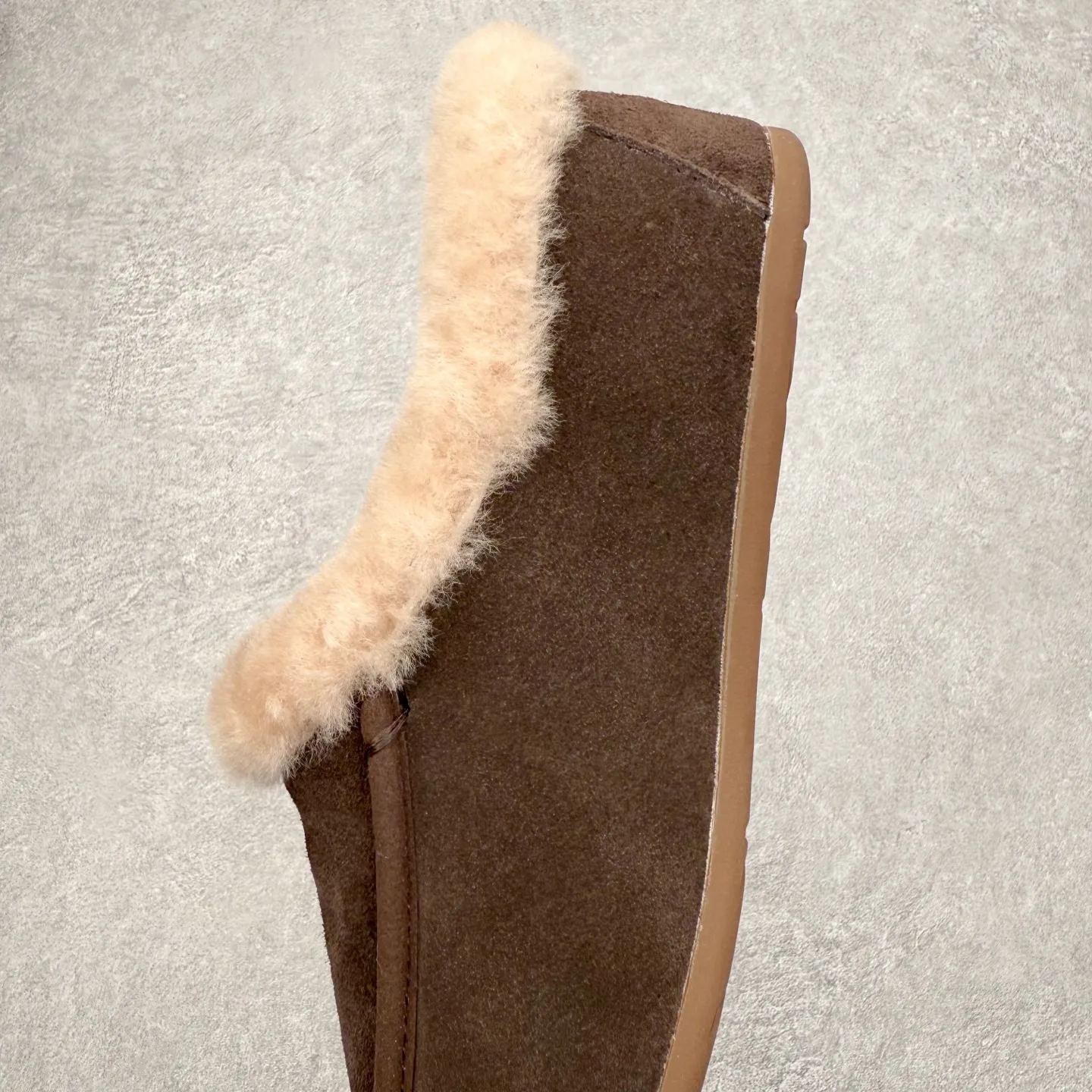 💰480 UGG 1391 Autumn and winter sheepskin and fur integrated snow boots. All shoes are made of ZP same factory. Longfeng A-grade Australian imported sheepskin and fur integrated brand OEM production line. Fully follow the ZP process. OEM original pattern maker. Adhering to the principle of no original shoes and no development selection. Pay attention to every detail. The most authentic TREADLITE "light wing" technology outsole on the market. Lightweight/durable/flexible/pile type [solemn after-sales commitment] If there are major quality problems such as degumming/broken bottom within one month, we will directly replace it with a new one for you! Size: 35 36 37 38 39 40